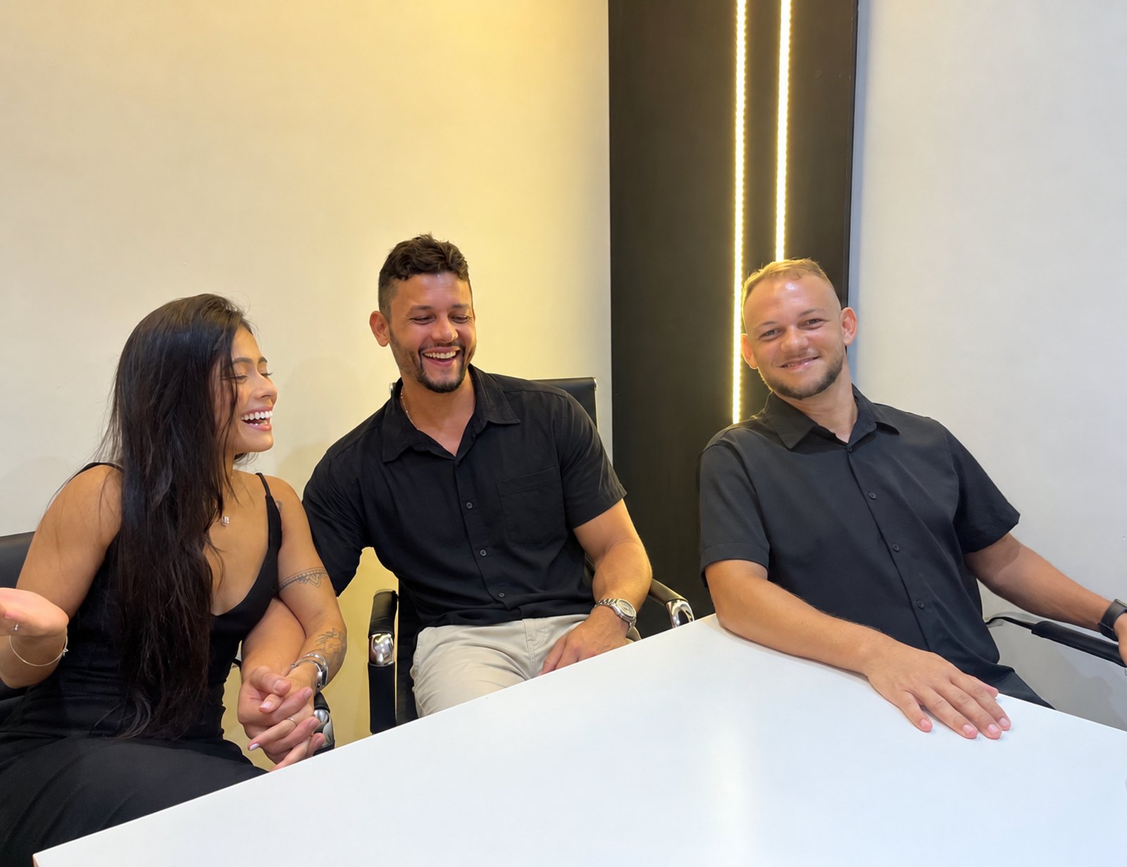 Equipe da Mandinga Imóveis no escritório em Canoa Quebrada
